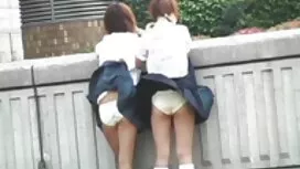 Cúi xuống cho con xe ...