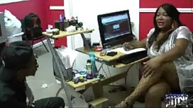 Cô gái giàu sex loan ...